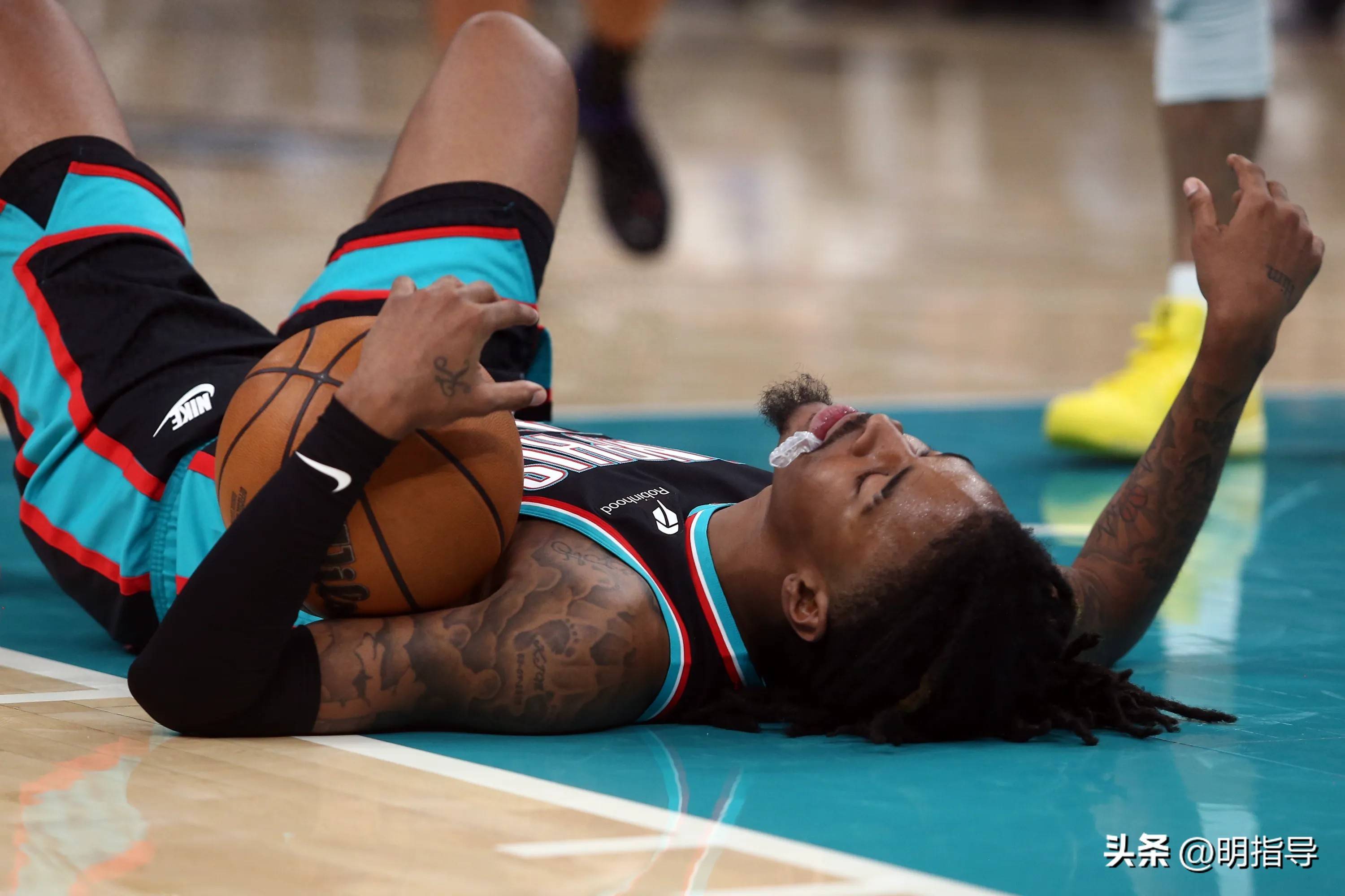 开云体育平台APP-灰熊告负马刺，莫兰特在场上独力支撑